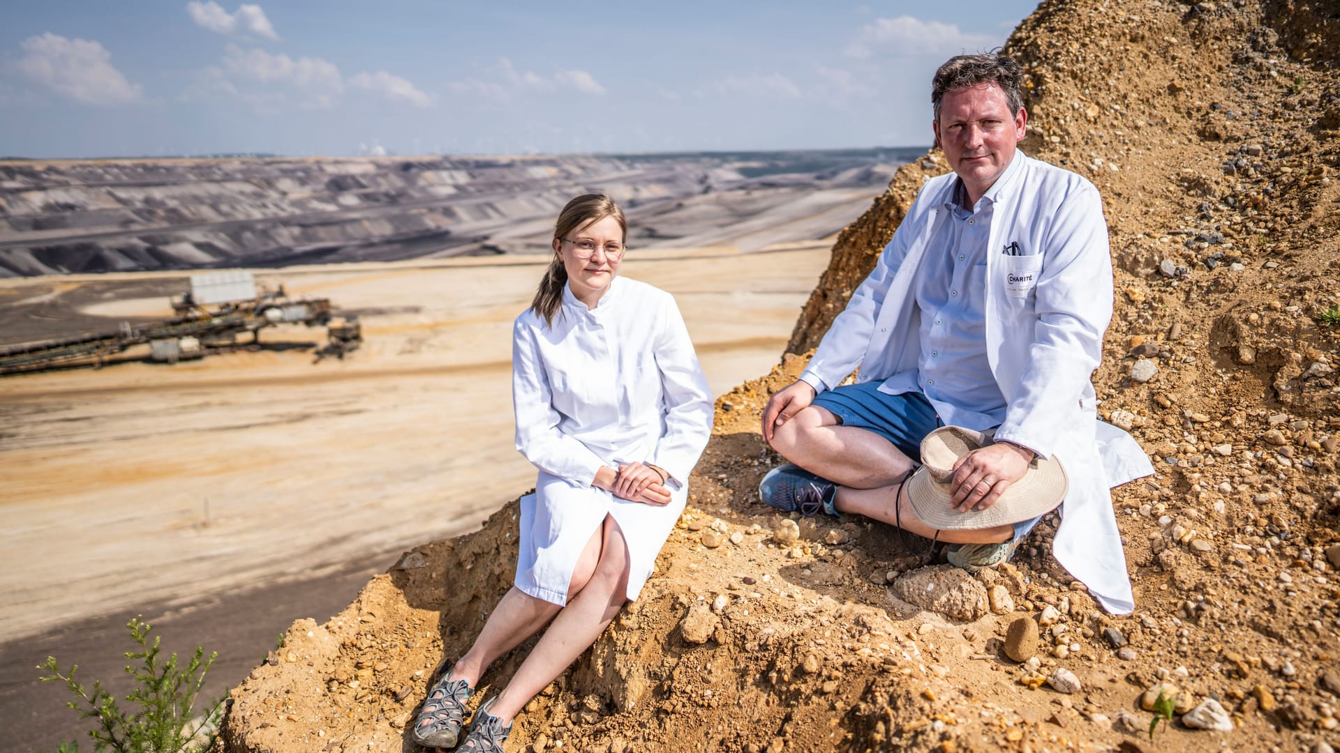 Eckart von Hirschhausen und Medizinstudentin Theresa Krüger an der Abbruchkante des Tagebaus Garzweiler im Rheinischen Braunkohlerevier: Beide engagieren sich bei „Health for Future", einem Ableger der Klimabewegung im Gesundheitswesen.