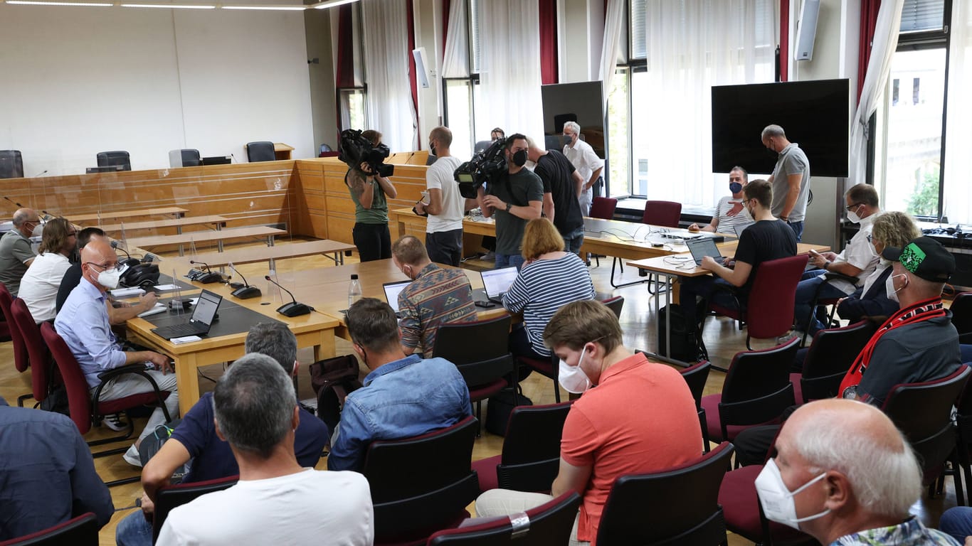 Hannover 96 vor Gericht (Archivbild): Das Landgericht hat Mitte August über einen Eilantrag entschieden, wonach Kind vorerst weitermachen darf.