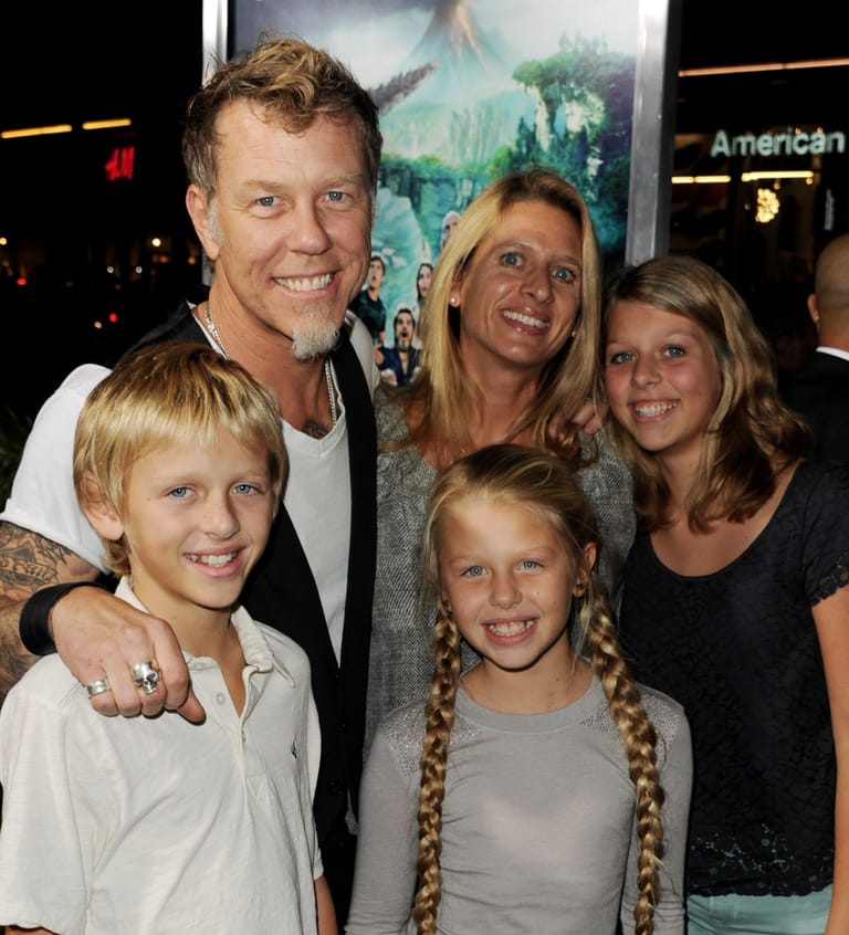 James und Francesca Hetfield mit ihren Kindern Castor, Marcella und Cali im Jahr 2012.
