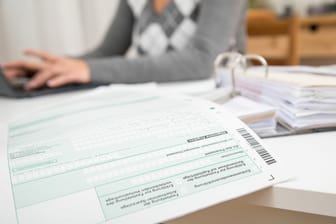 Ein Formular für die Steuererklärung (Archivbild): Wer seine Einkommensteuererklärung abgibt, benötigt dafür mehrere Formulare.