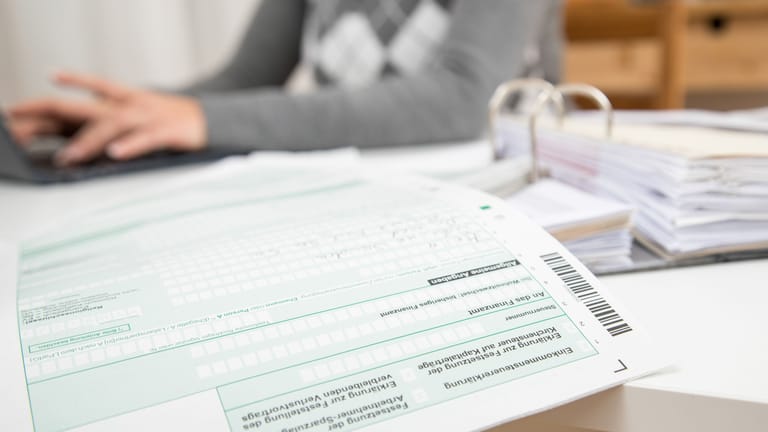 Ein Formular für die Steuererklärung (Archivbild): Wer seine Einkommensteuererklärung abgibt, benötigt dafür mehrere Formulare.