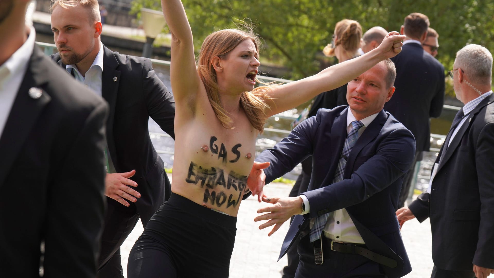 Eine der Frauen: Sie und ihre Mitstreiterin hatten sich Nachrichten auf den Oberkörper geschrieben.