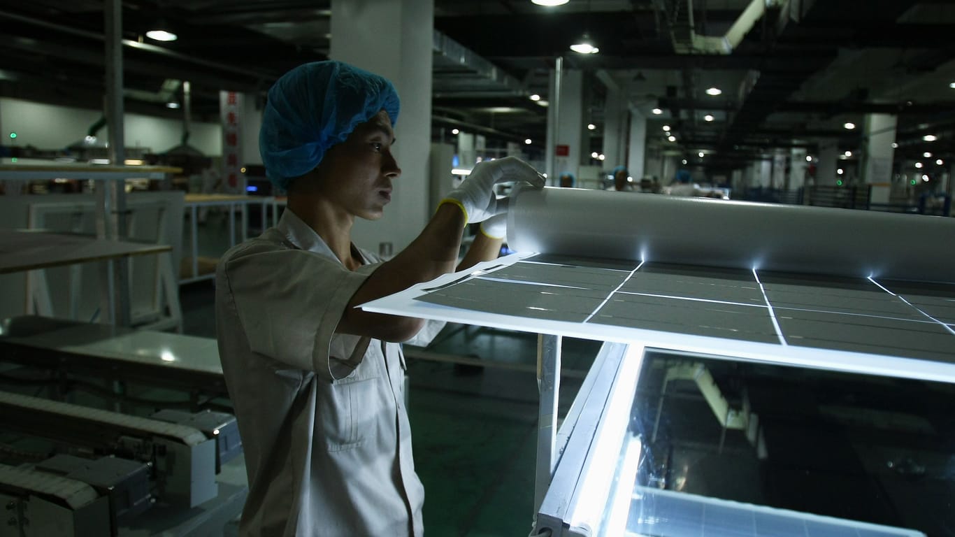 Arbeiter in einer chinesischen Photovoltaikproduktion: Sowohl bei Rohstoffen als auch in der Produktion ist China mit Abstand die dominierende Marktmacht.