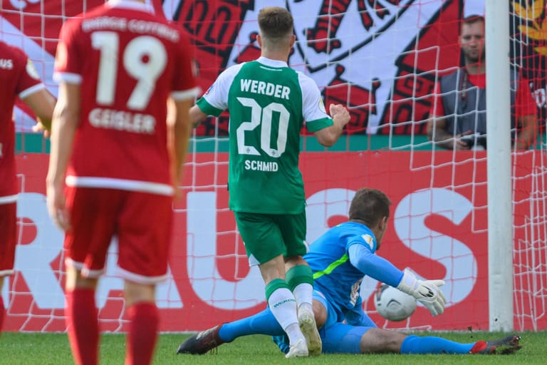 Den Sieg auf den Weg gebracht: Bremens Schmid (M.) trifft gegen Energie Cottbus zur Werder-Führung.