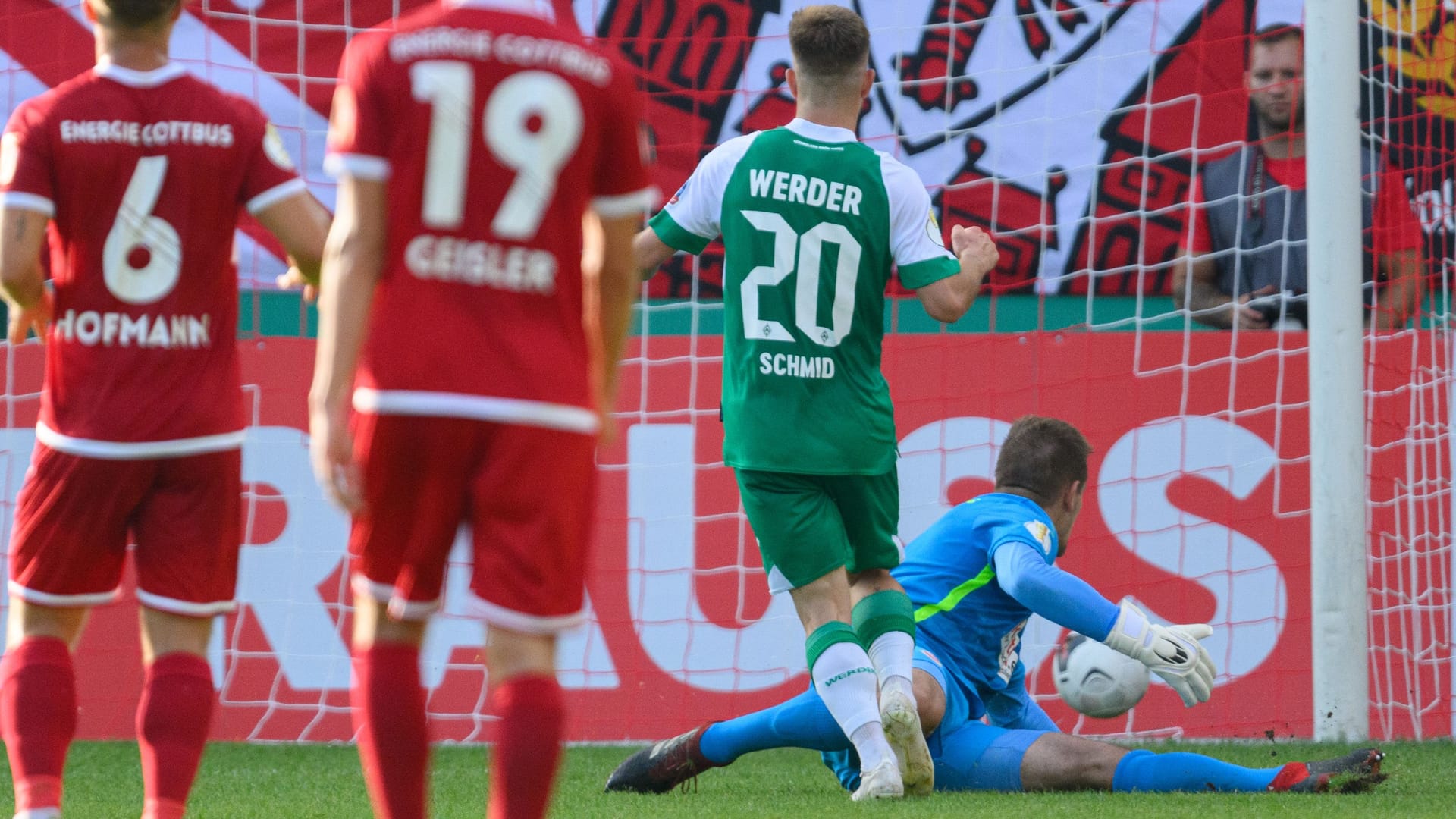 Den Sieg auf den Weg gebracht: Bremens Schmid (M.) trifft gegen Energie Cottbus zur Werder-Führung.