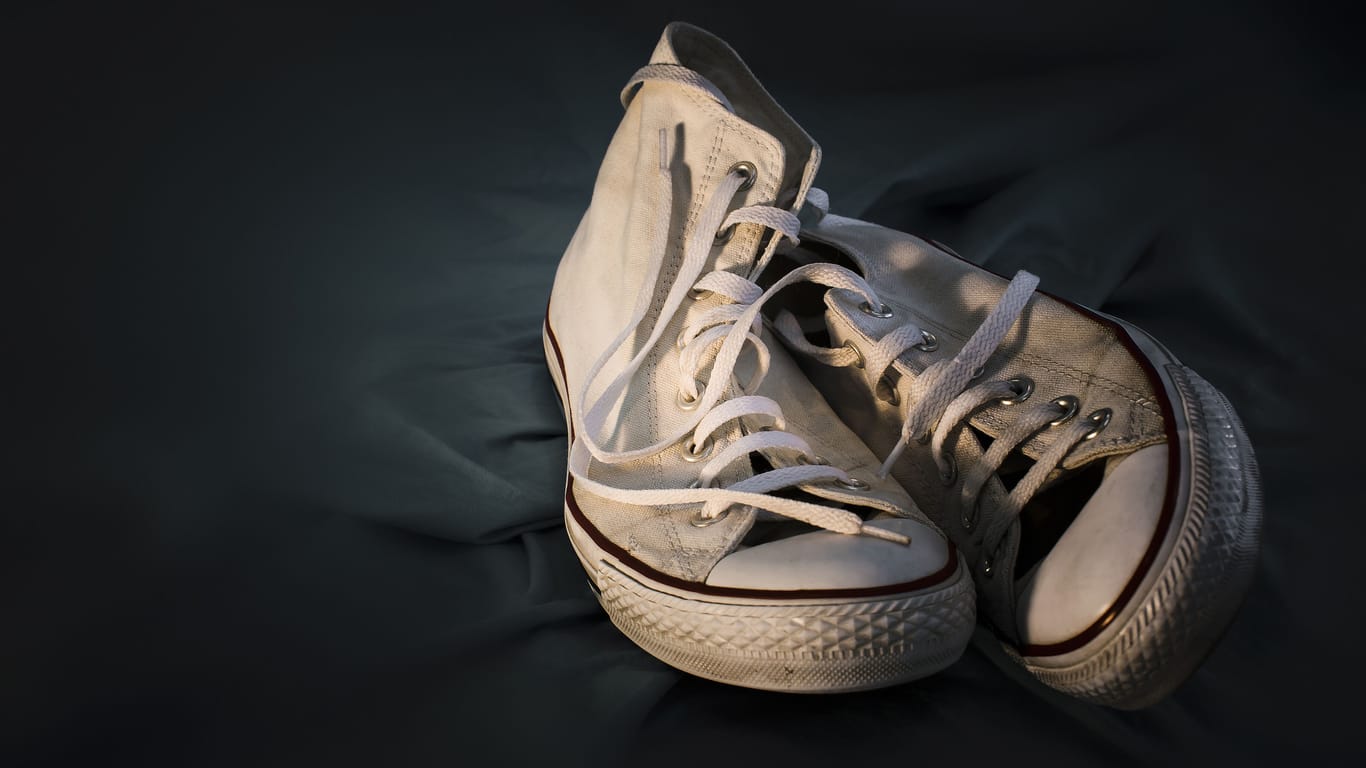 Chucks: Bereits nach einem Tagesausflug können weiße Schuhe schon stark verschmutzt sein.