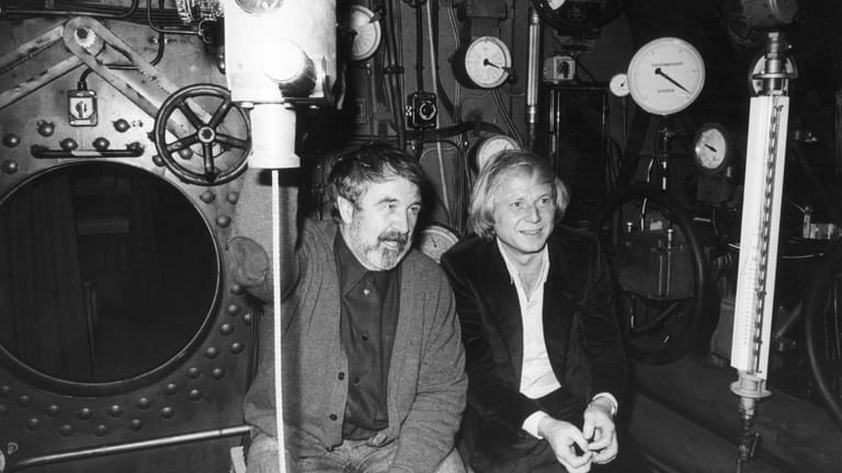 Regisseur Wolfgang Petersen (r.) und der Schriftsteller Lothar-Günther Buchheim sitzen in dem original nachgebauten U-Boot für den Film "Das Boot".