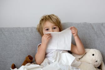 Kleinkind mit Taschentuch
