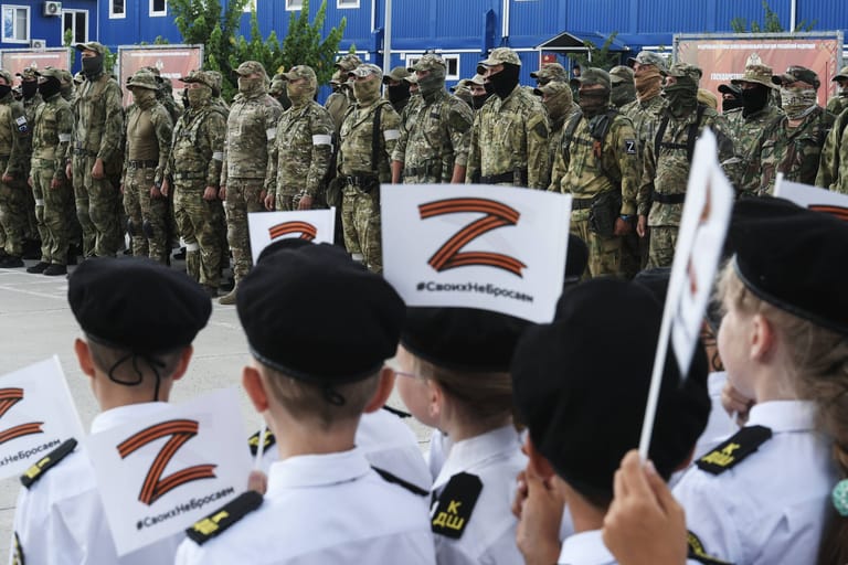 Russische Aufstandsbekämpfungstruppen kehren von ihrem Einsatzgebiet in der besetzten Ukraine auf die Krim zurück.