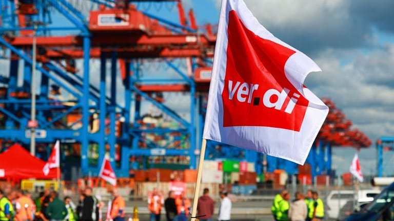 Beschäftigte mit protestieren bei einem Warnstreik vor dem Container Terminal Burchardkai der HHLA (Hamburger Hafen und Logistik AG).