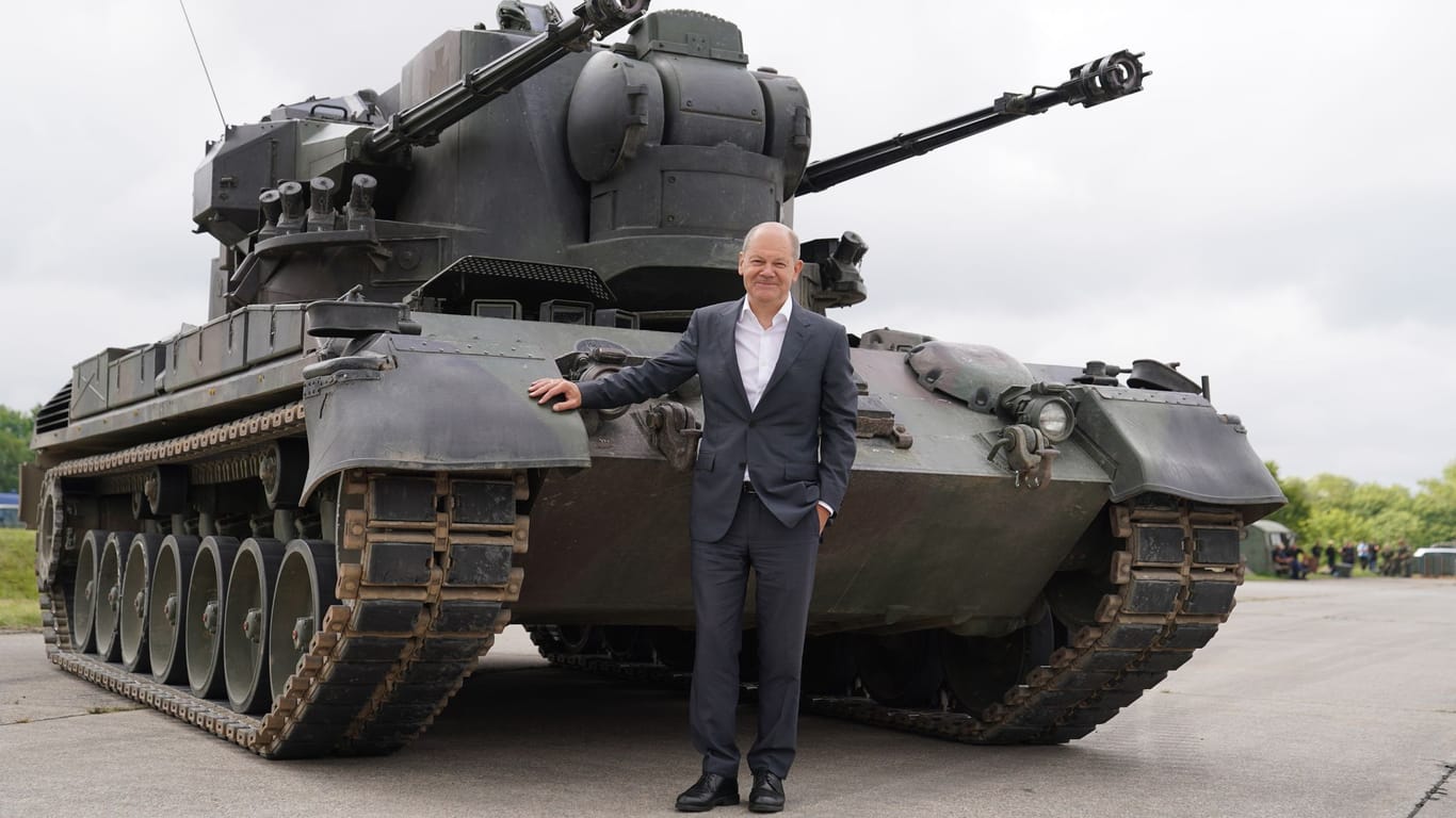 Bundeskanzler Olaf Scholz posiert vor einem Gepard-Panzer: Der SPD-Politiker besucht das Ausbildungsprogramm für ukrainische Soldaten.