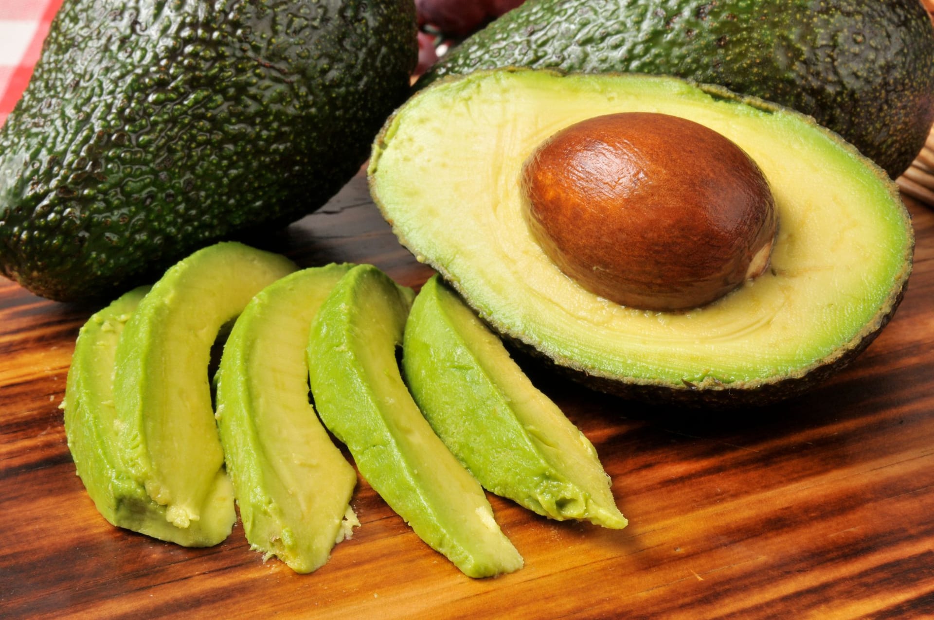 Avocado: Sie können Avocados vielseitig verwenden – im Salat, auf einer Brotscheibe und sogar in einem Drink.