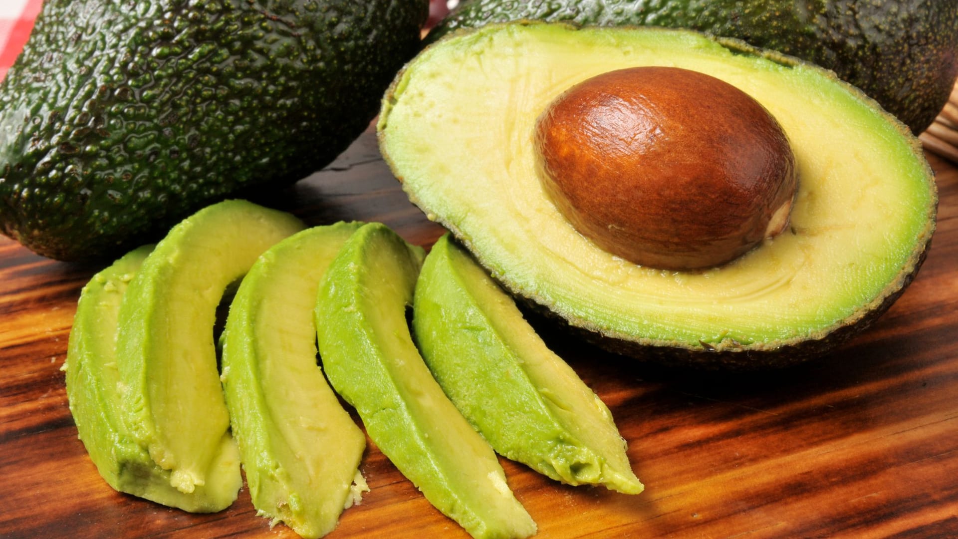 Avocado: Sie können Avocados vielseitig verwenden – im Salat, auf einer Brotscheibe und sogar in einem Drink.