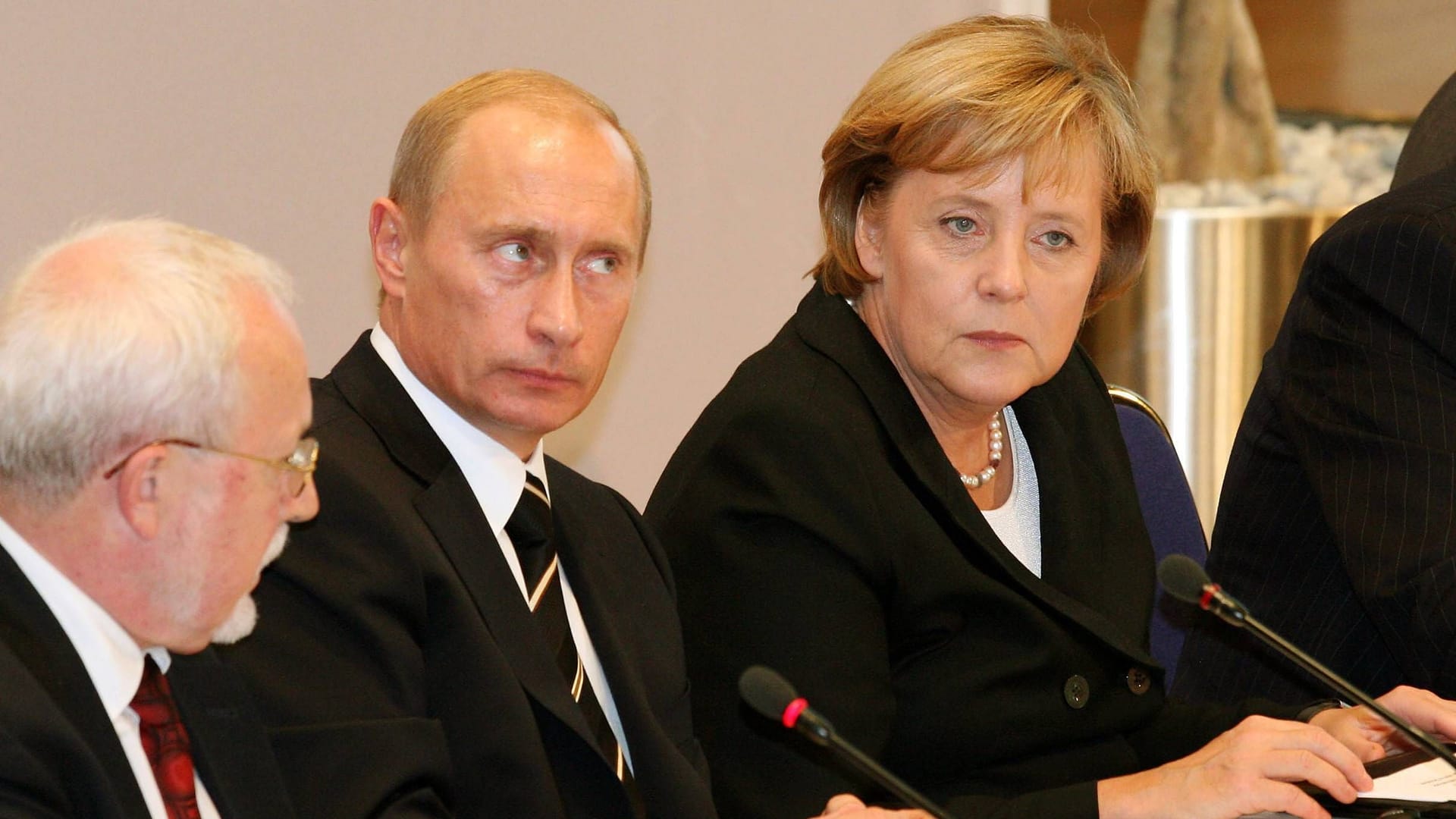 Michail Gorbatschow, Angela Merkel und Wladimir Putin (v.r.n.l.): Der letzte Präsident der Sowjetunion ist mit dem russischen Präsidenten im Oktober 2007 beim Petersburger Dialog in Dresden.
