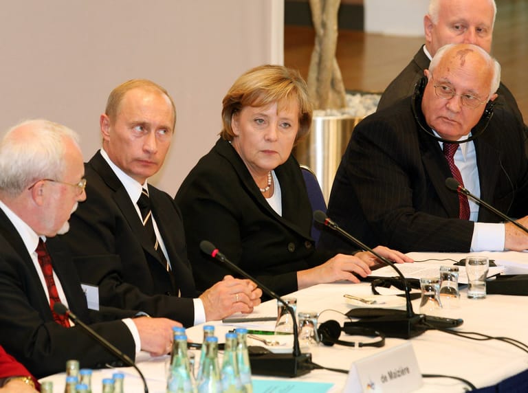 Michail Gorbatschow, Angela Merkel und Wladimir Putin (v.r.n.l.): Der letzte Präsident der Sowjetunion ist mit dem russischen Präsidenten im Oktober 2007 beim Petersburger Dialog in Dresden.