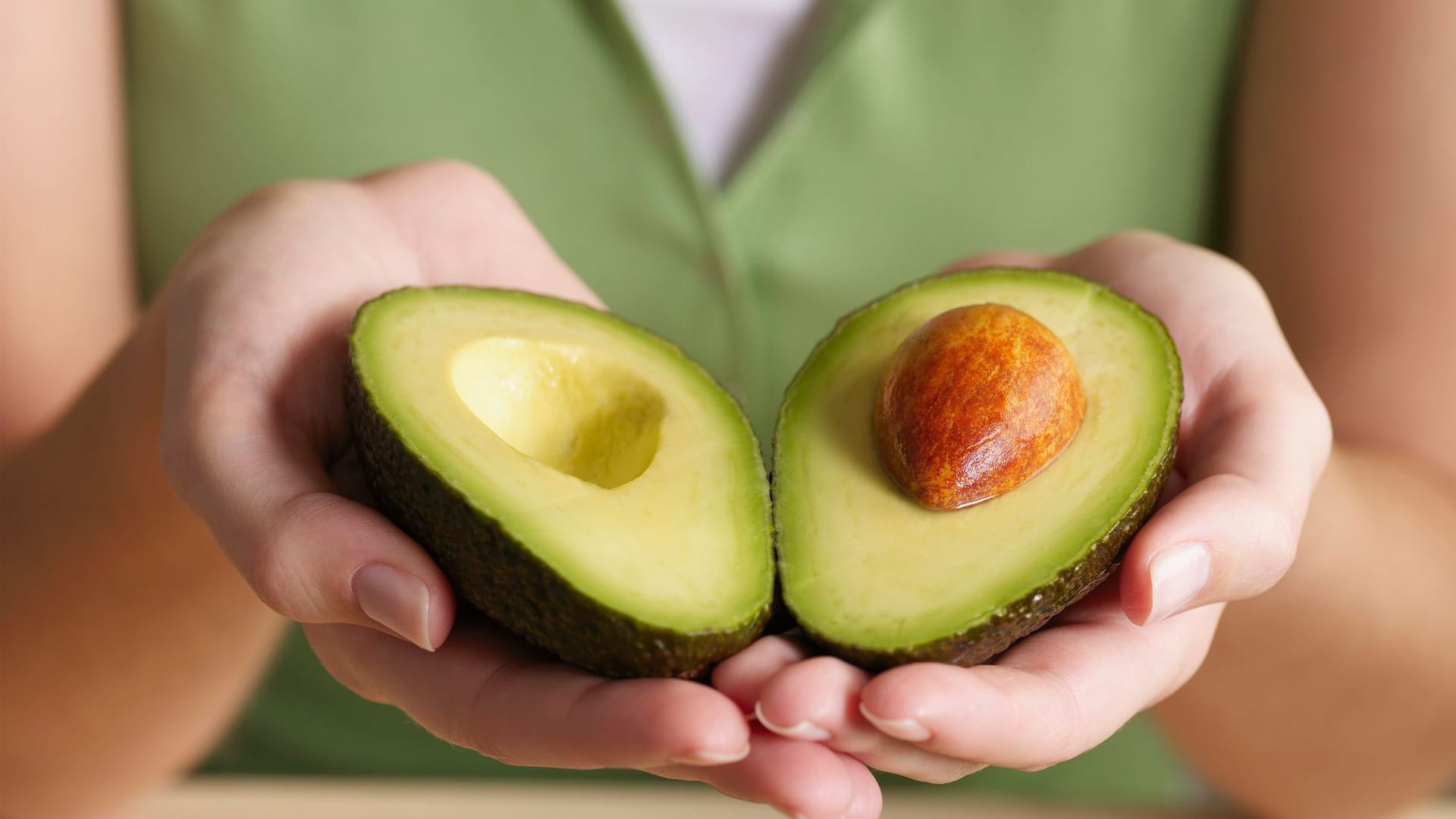 Avocado: Zur Lagerung sollten Sie den Kern in der Avocado lassen.