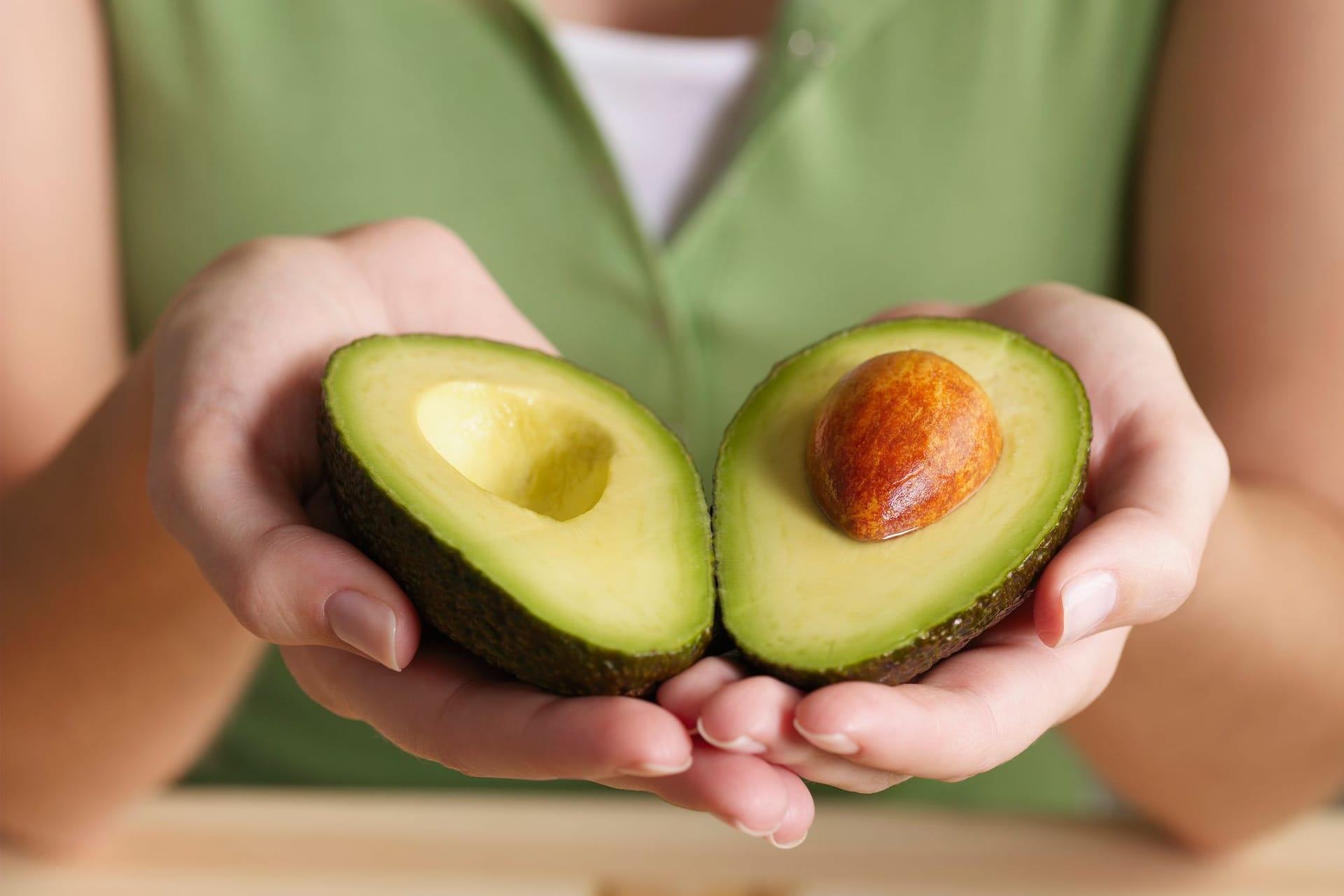 Avocado: Zur Lagerung sollten Sie den Kern in der Avocado lassen.