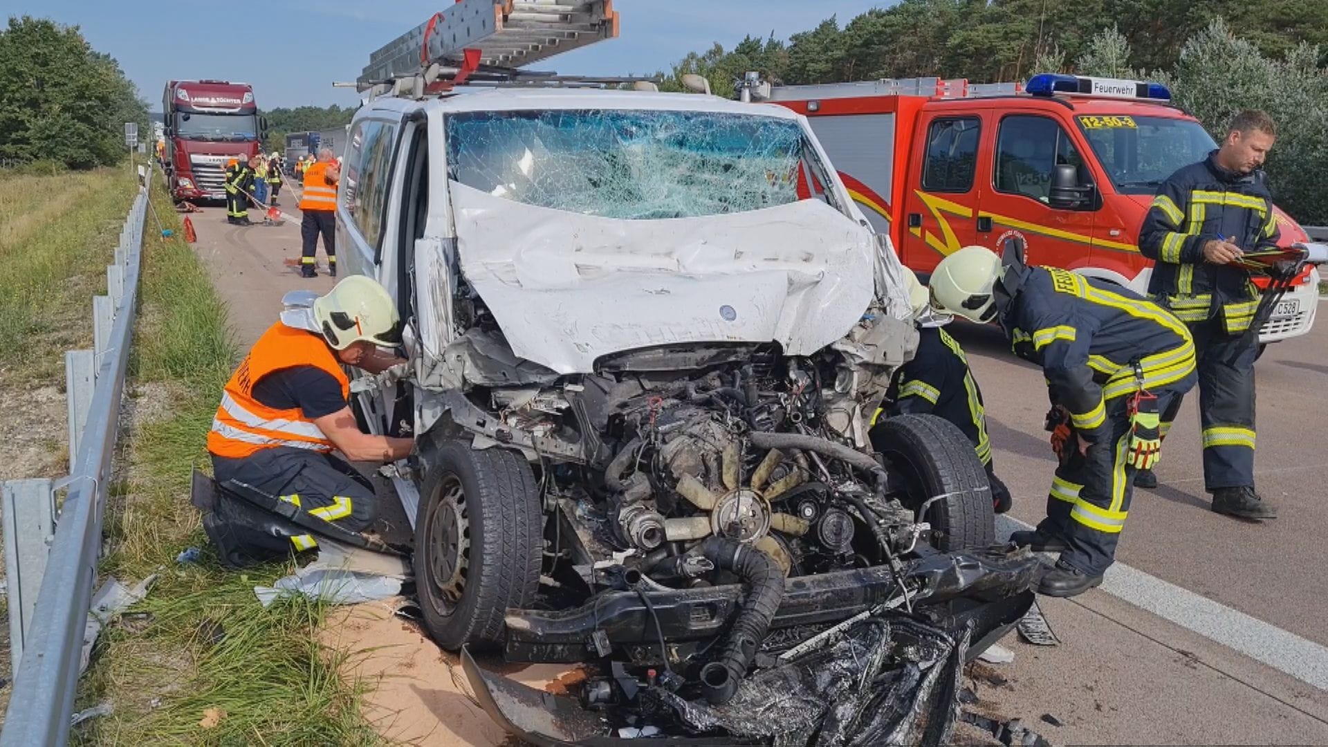 Totalschaden bei Transporter auf der A2: Nach dem Zusammenstoß mit einem Lkw sind zwei Männer schwerverletzt.