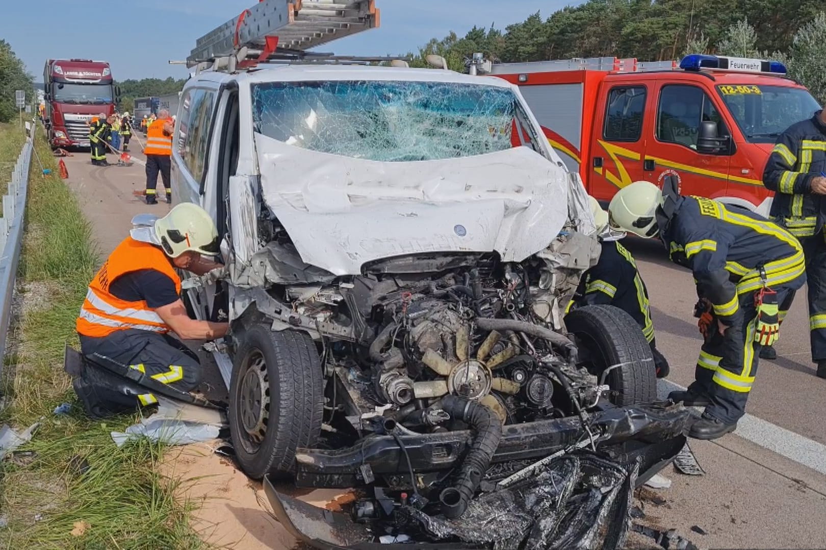 Totalschaden bei Transporter auf der A2: Nach dem Zusammenstoß mit einem Lkw sind zwei Männer schwerverletzt.