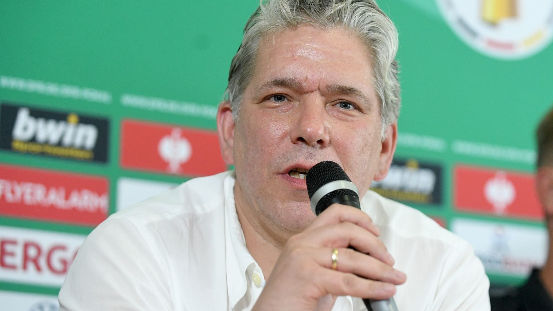 Teutonia-Klubchef Liborio Mazzagatti spricht während der Pressekonferenz: "Es ist einfach nur bitter, wie es nun gekommen ist."