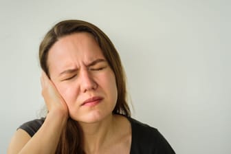 Ohrgeräusche können viele Ursachen. Auch Zähne und Kiefer können schuld daran sein.