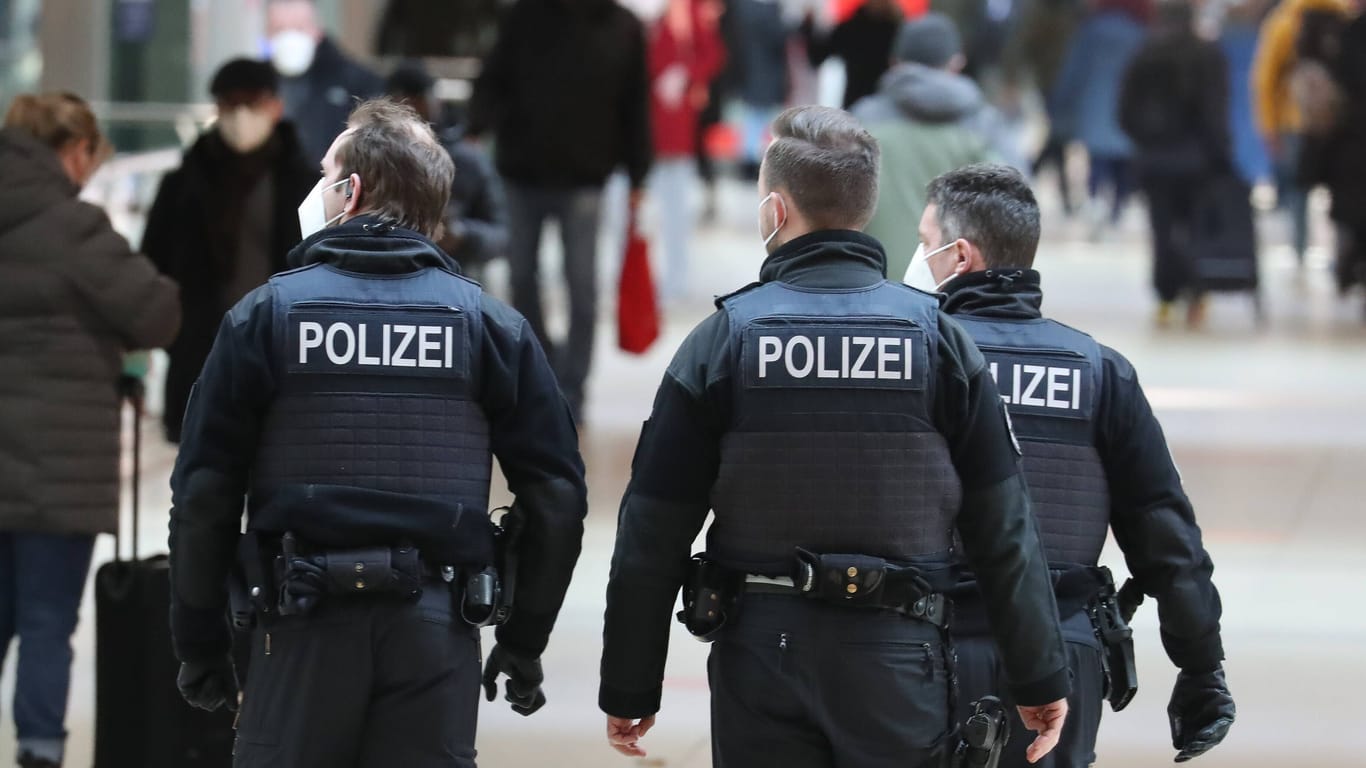 Polizisten im Hauptbahnhof Hannover (Archivbild): Bei einem Flaschenwurf in einem Zug wurde eine 29-Jährige schwer verletzt.