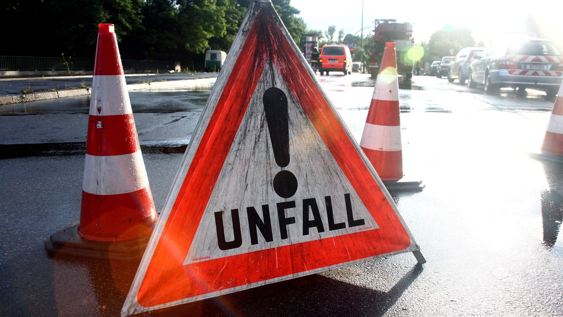 Absperrung einer Unfallstelle (Symbolbild): Bei einem Verkehrsunfall im Norden Berlins kommt es zum Tod einer Fußgängerin.