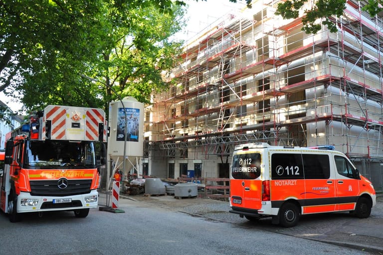 Blick auf den Unglücksort in Hamburg: Auf einer Baustelle in der Haydnstraße ist am Morgen ein Bauarbeiter in einen Fahrstuhlschacht gefallen.
