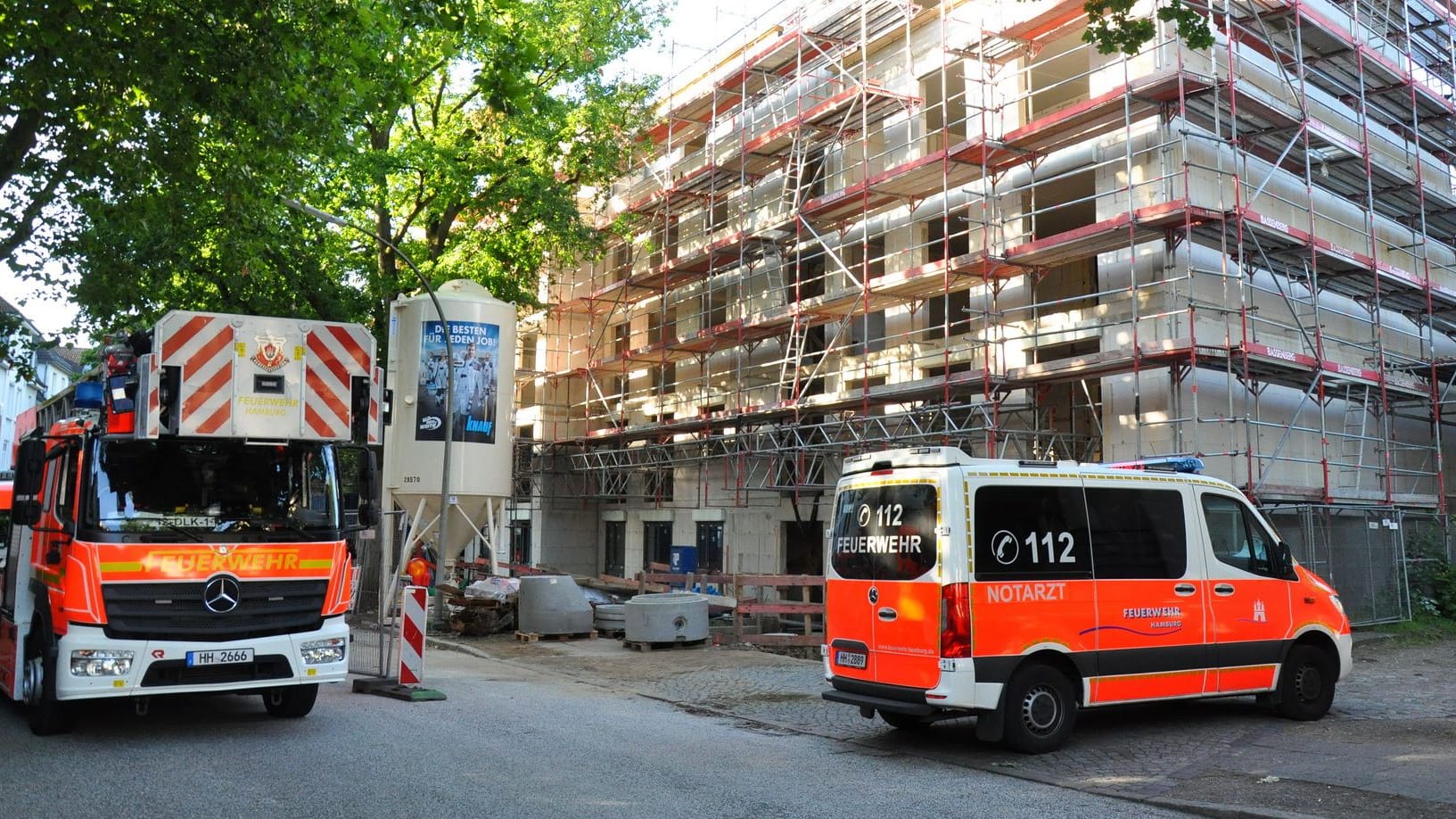Blick auf den Unglücksort in Hamburg: Auf einer Baustelle in der Haydnstraße ist am Morgen ein Bauarbeiter in einen Fahrstuhlschacht gefallen.