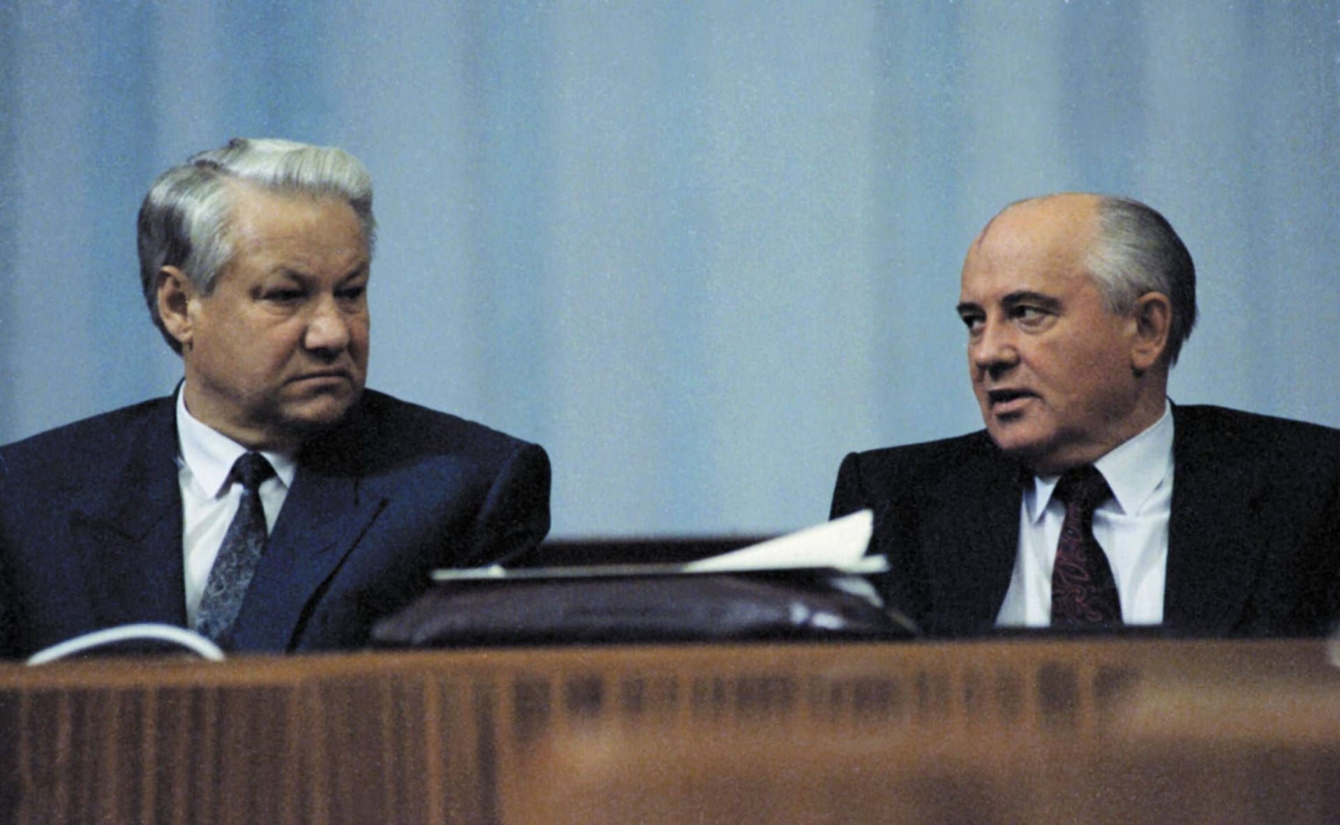 Lange dauerte die Existenz der Sowjetunion trotzdem nicht mehr an. Gorbatschow kündigt Ende 1991 seinen Rücktritt als Präsident an, am 31. Dezember des Jahres gab es den ersten kommunistischen Staat der Welt nicht mehr. Starker Mann der neuen Russischen Föderation wurde nun Boris Jelzin (links).