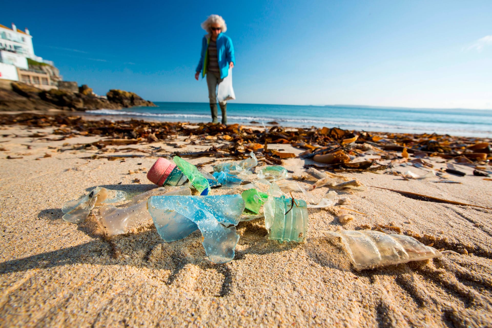 Plastikmüll an einem Strand (Symbolfoto): Forscher aus Bremerhaven kommen zu einem verblüffenden Ergebnis.