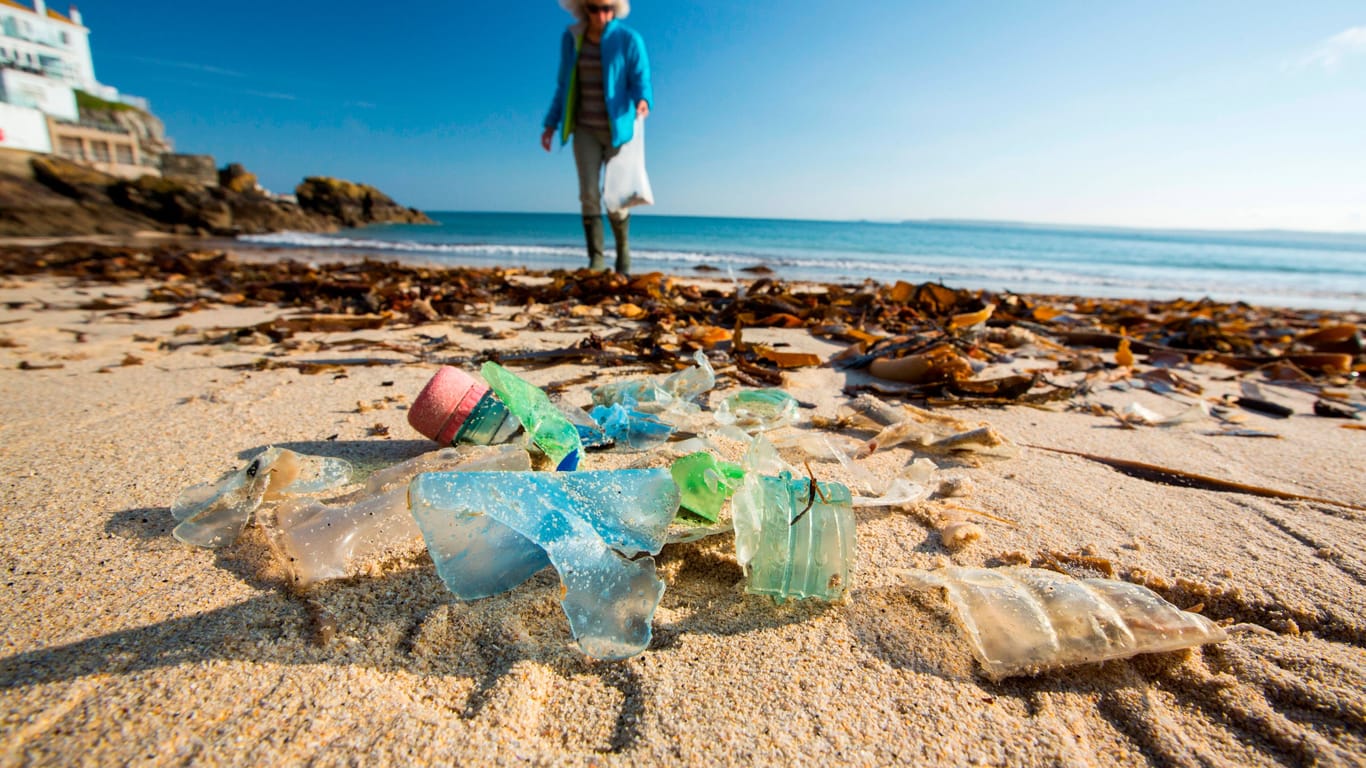 Plastikmüll an einem Strand (Symbolfoto): Forscher aus Bremerhaven kommen zu einem verblüffenden Ergebnis.