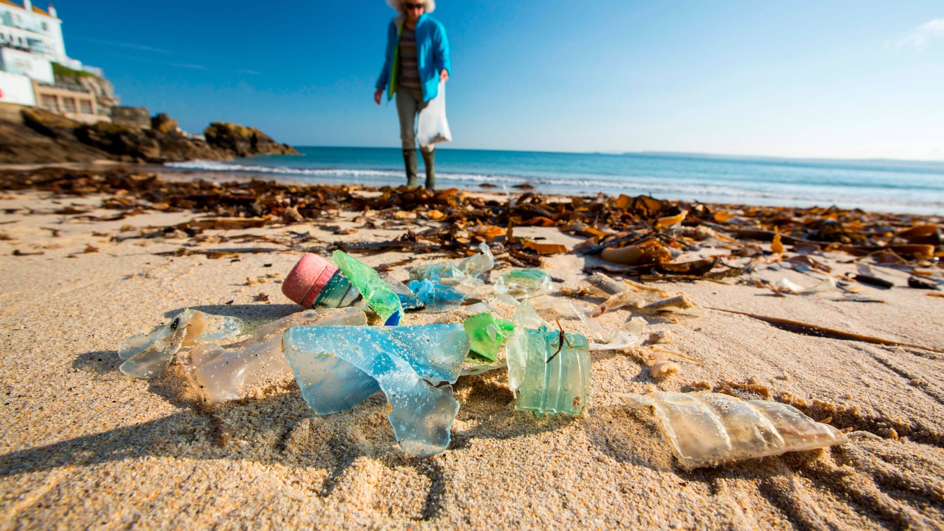 Plastikmüll an einem Strand (Symbolfoto): Forscher aus Bremerhaven kommen zu einem verblüffenden Ergebnis.