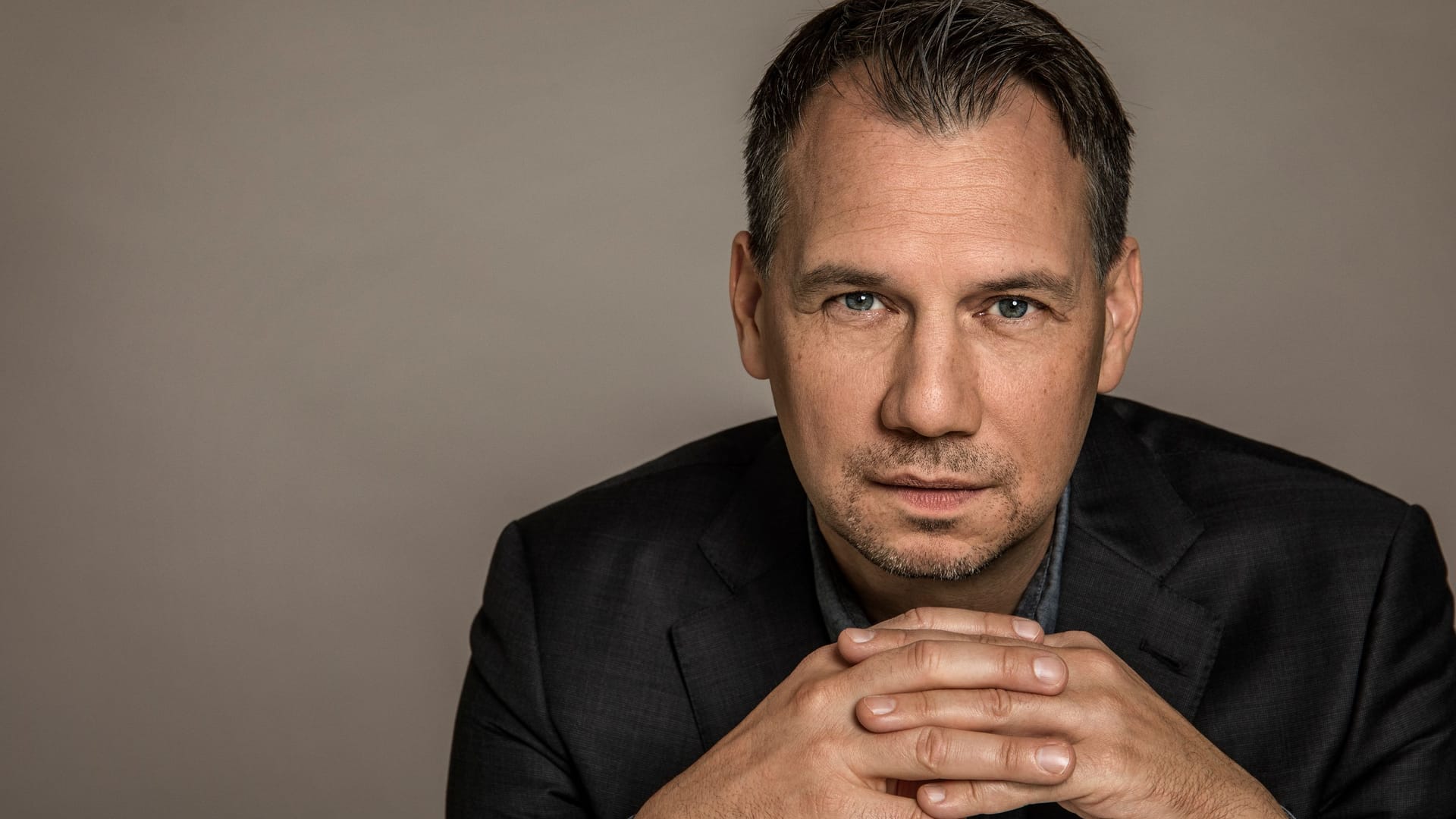 Sebastian Fitzek: Er wird als Moderator von "Riverboat" aufhören. Sebastian Fitzek: Er wird als Moderator von "Riverboat" aufhören.