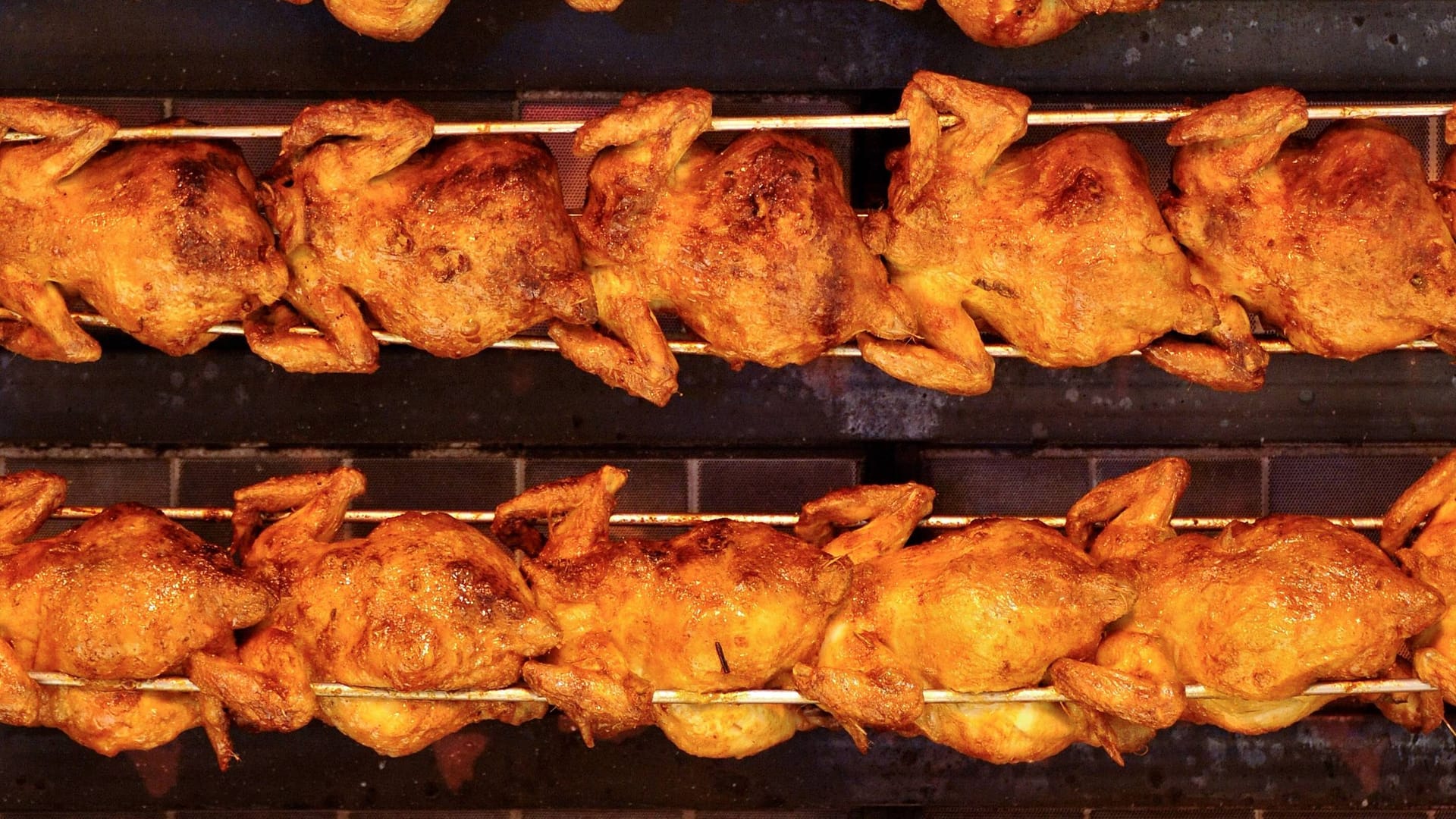 Hähnchen am Spieß (Symbolbild): Ein Mann wurde erwischt, als er ein halbes Hähnchen mitgehen lassen wollte. Hähnchen am Spieß (Symbolbild): Ein Mann wurde erwischt, als er ein halbes Hähnchen mitgehen lassen wollte.