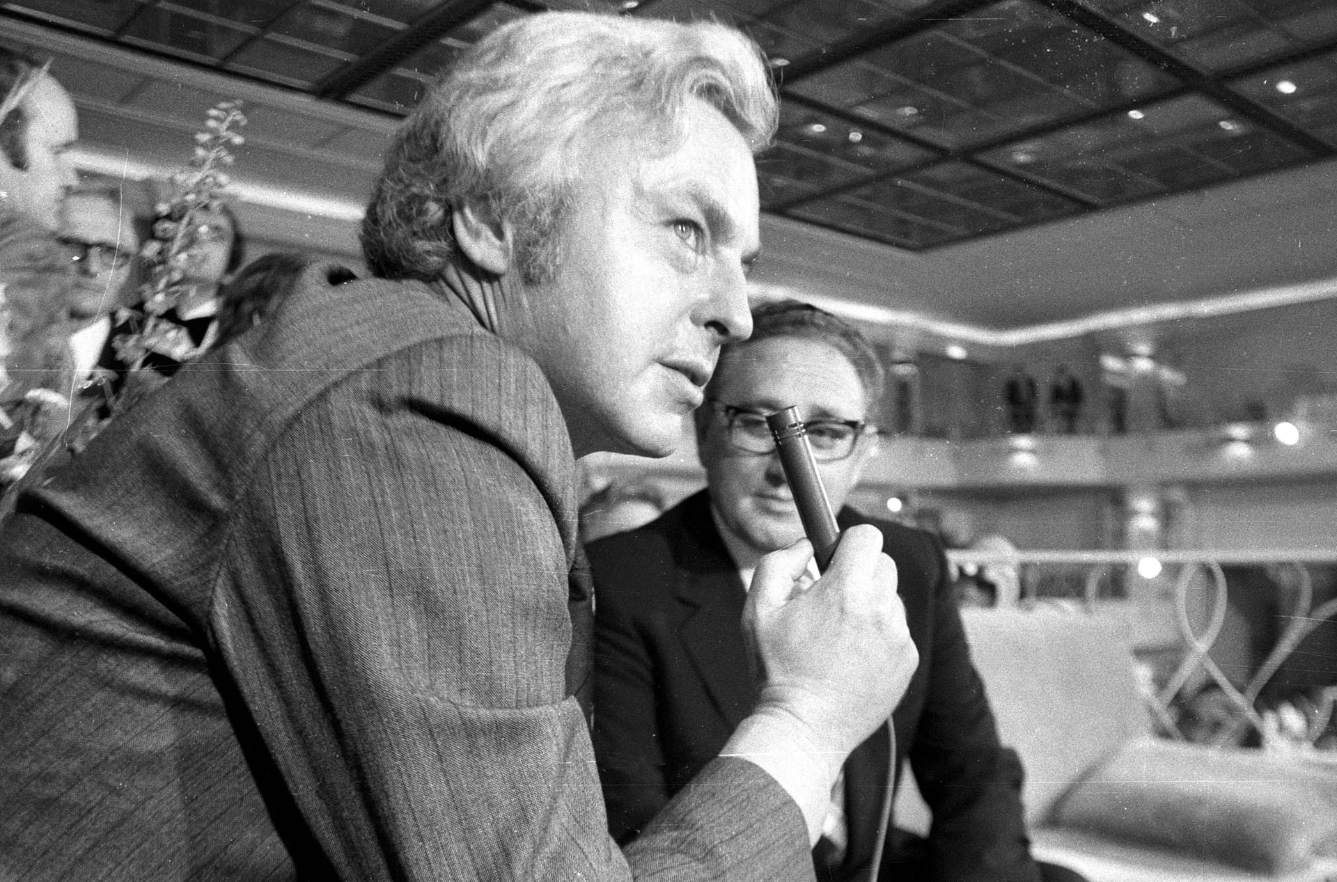 Hanns Joachim Friedrichs (1995 verstorben, hier 1974 mit dem US-amerikanischen Außenminister Henry Kissinger (r.)): Der spätere "Tagesthemen"-Moderator führte von 1971 bis 1981 durch 101 Folgen des "Aktuellen Sportstudios".