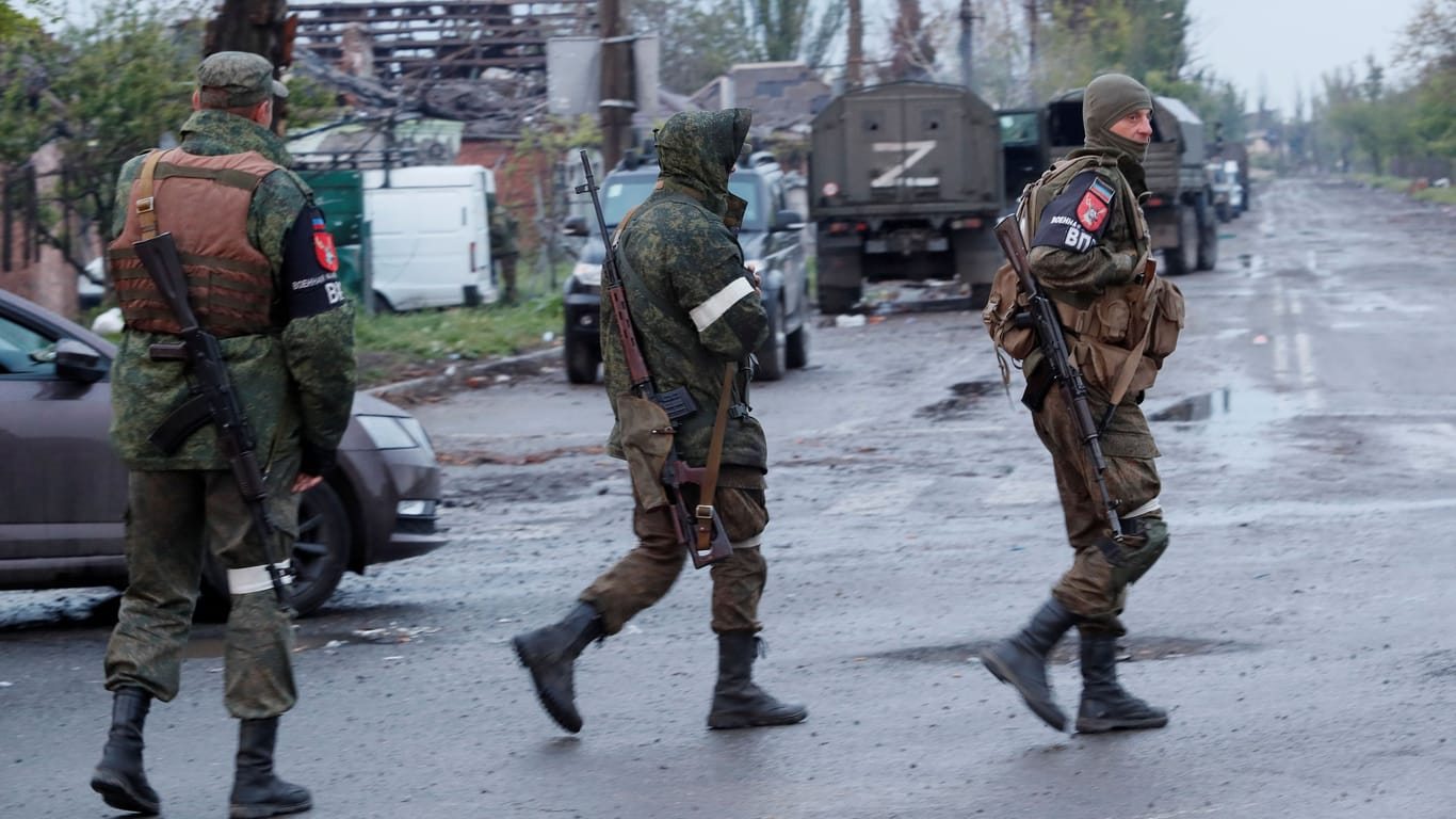 Russische Soldaten in der Ukraine (Archivbild): Die Regio Luhansk hat Putins Armee komplett erobert.