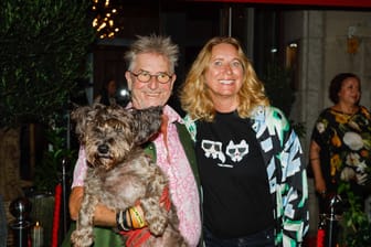 Martin Semmelrogge und Regine Prause mit Hund "Teddy" (Archivbild): Sie haben jetzt auf Mallorca noch einmal auf einem Schiff geheiratet.