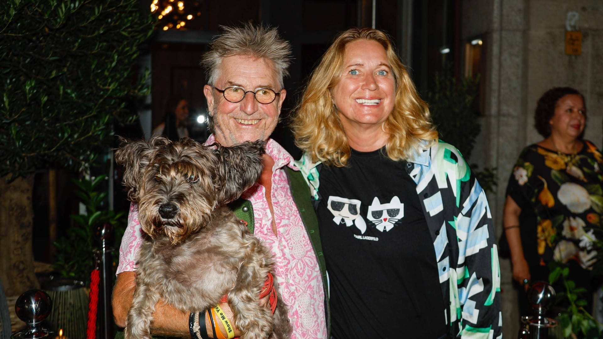 Martin Semmelrogge und Regine Prause mit Hund "Teddy" (Archivbild): Sie haben jetzt auf Mallorca noch einmal auf einem Schiff geheiratet.