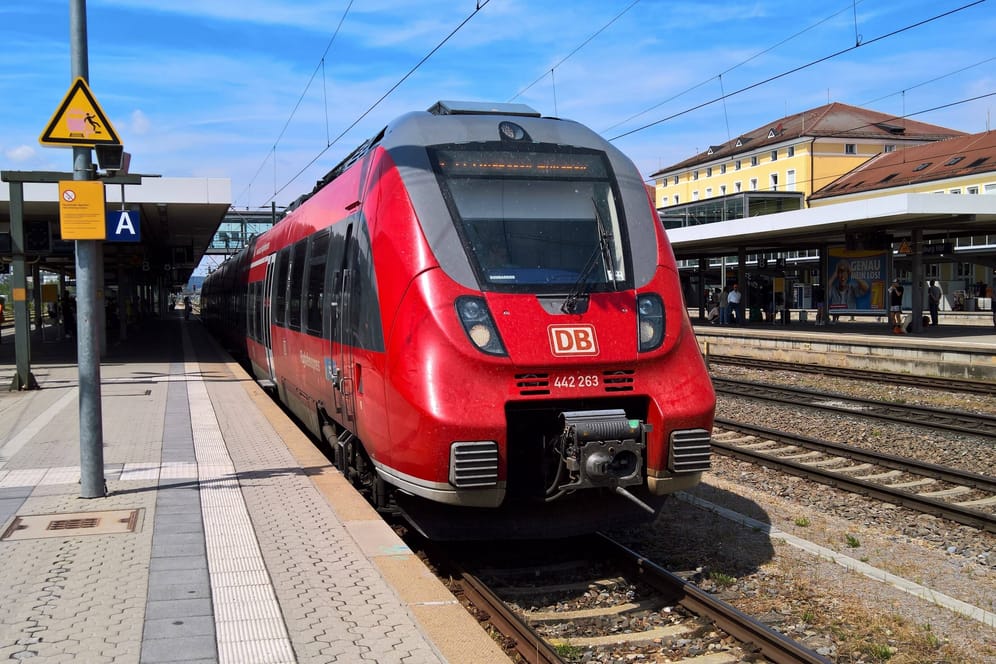 Ein Regionalzug der Deutschen Bahn: Die Laufzeit der von der Ampelregierung auf den Weg gebrachten Neun-Euro-Tickets endet im August.