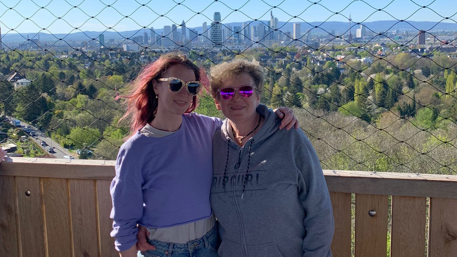 Anna Doodka (links) mit ihrer Mutter Valentyna auf dem Goetheturm in Frankfurt.