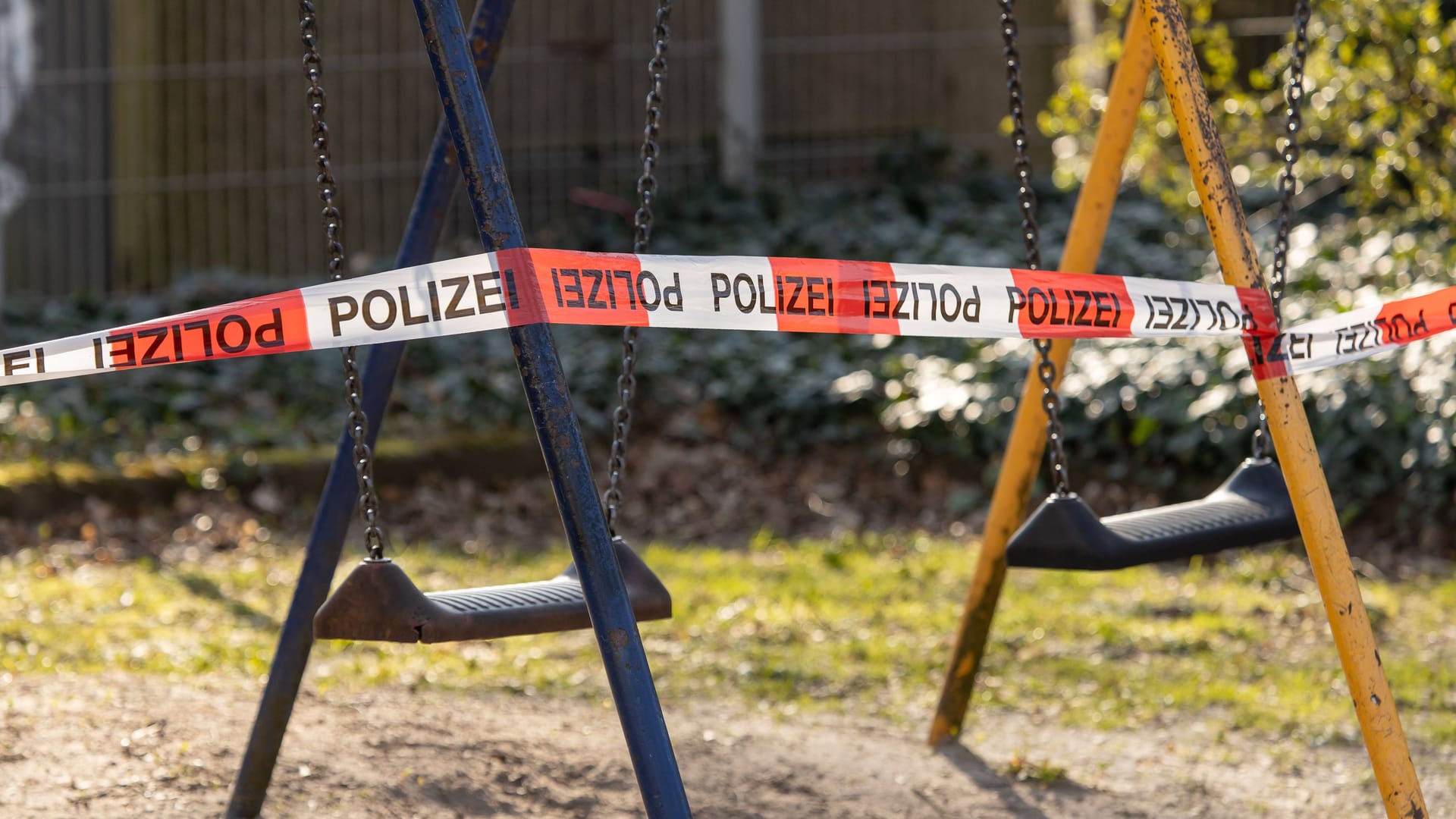 Eine gesperrte Schaukel auf einem Spielplatz (Symbolfoto): Die Polizei ermittelt wegen versuchter Körperverletzung. Eine gesperrte Schaukel auf einem Spielplatz (Symbolfoto): Die Polizei ermittelt wegen versuchter Körperverletzung.