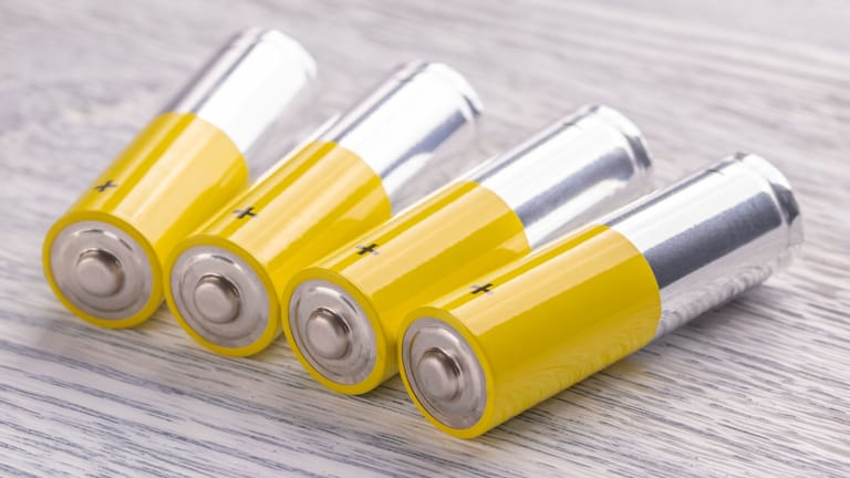 Batterien liegen auf einem Tisch