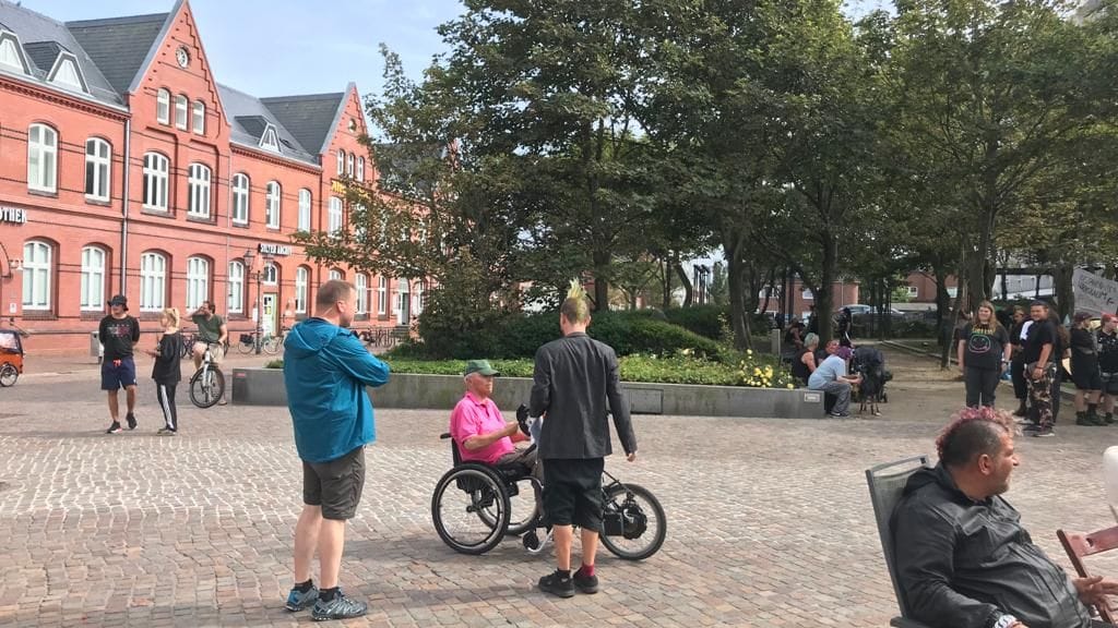 Wolfgang Schäuble bei seiner Ankunft am Westerländer Rathaus: Begleitet wurde er von einem Sicherheitsmitarbeiter. Zu besonderen Zwischenfällen kam es aber nicht.