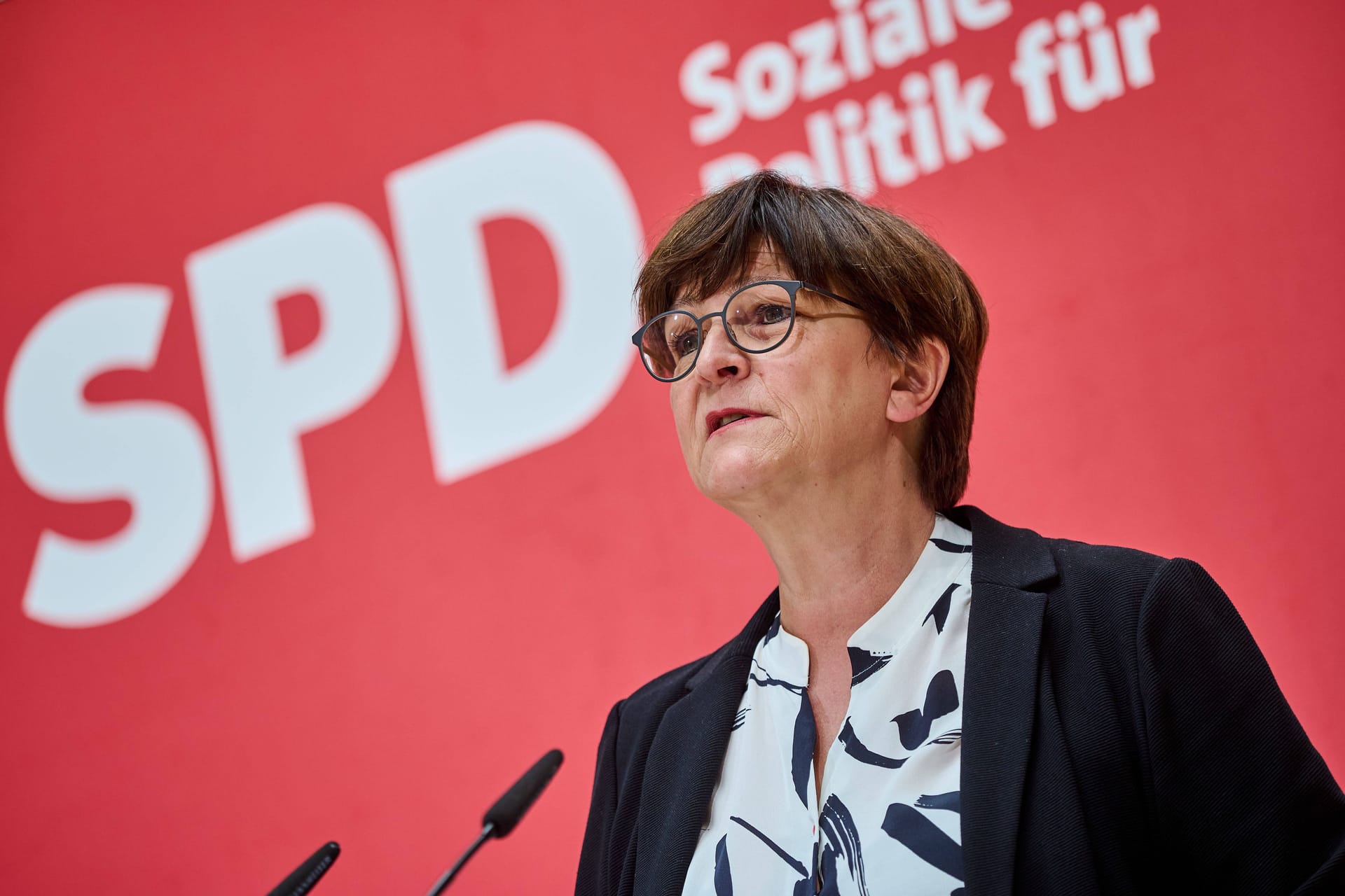 SPD-Parteivorsitzende Saskia Esken (Archivbild): SPD-Chefin Esken sieht die Gasumlage als bedeutend für die wirtschaftliche Gesamtsituation und nicht für Konzernprofite. SPD-Parteivorsitzende Saskia Esken (Archivbild): SPD-Chefin Esken sieht die Gasumlage als bedeutend für die wirtschaftliche Gesamtsituation und nicht für Konzernprofite.