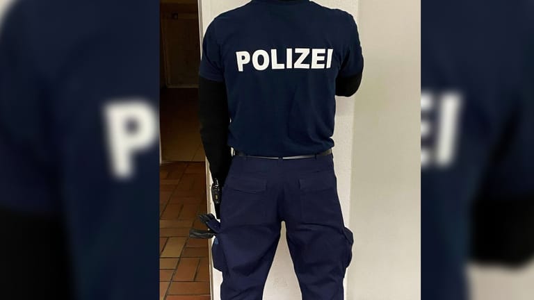 Blaue Hose und ein T-Shirt mit "Polizei" als Aufschrift: Diese Ausrüstung trug der Mann bereits in Hagen.