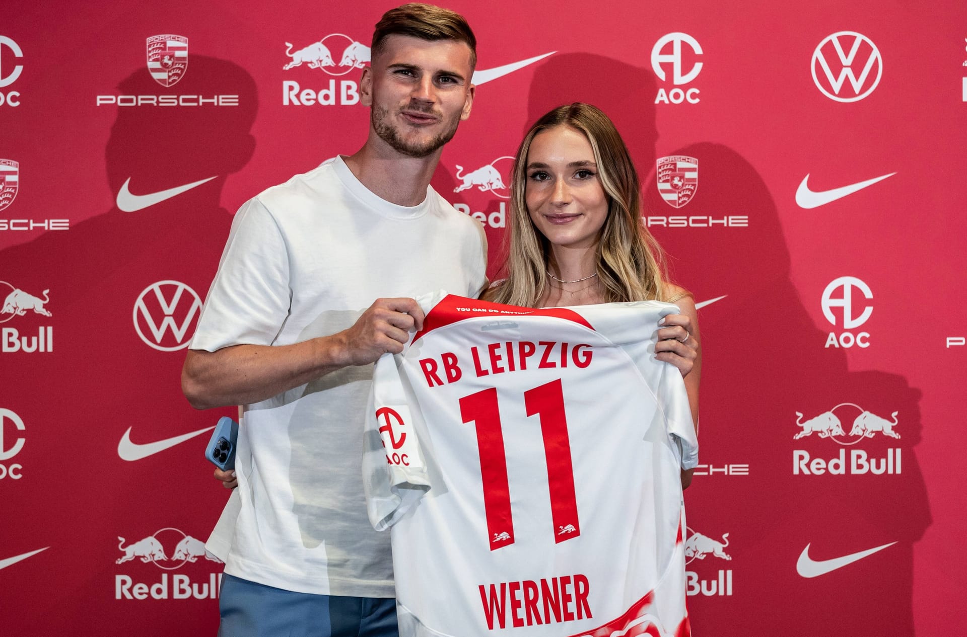 Ankunft des neuen Spielers: Timo Werner am 9. Mai 2022 mit Freundin Paula Lense in Leipzig.
