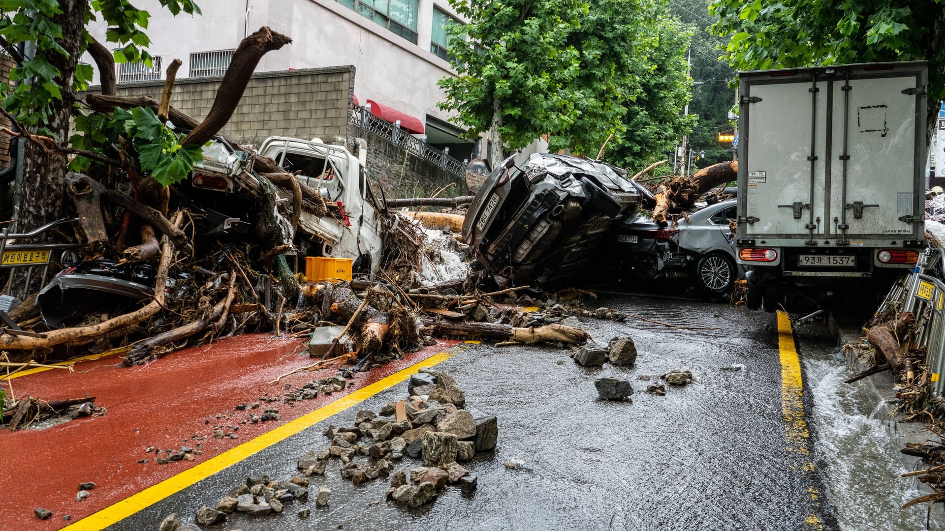 Zerstörung in Seongnam, Südkorea: Heftige Regenfälle haben für Überschwemmungen und Erdrutsche gesorgt. Zerstörung in Seongnam, Südkorea: Heftige Regenfälle haben für Überschwemmungen und Erdrutsche gesorgt.