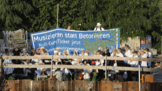 Musizierende Aktivisten blockierten den Weiterbau dre A 100 in Treptow