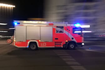 Löschfahrzeug der Feuerwehr (Symbolbild): In der Nacht werden Feuerwehr und Polizei wegen eines Brands vor einem Wahlkreisbüro in Charlottenburg gerufen.